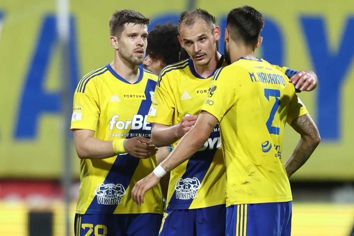 Piłkarze Arki i Motoru wystąpią w niedzielnym finale baraży o awans do ekstraklasy. Oba zespoły były gospodarzami półfinałów, w których gdynianie pokonali Odrę Opole 4:2, a drużyna z Lublina wygrała w derbach regionu z Górnikiem Łęczna w rzutach karnych 4-2, po dogrywce było 0:0.