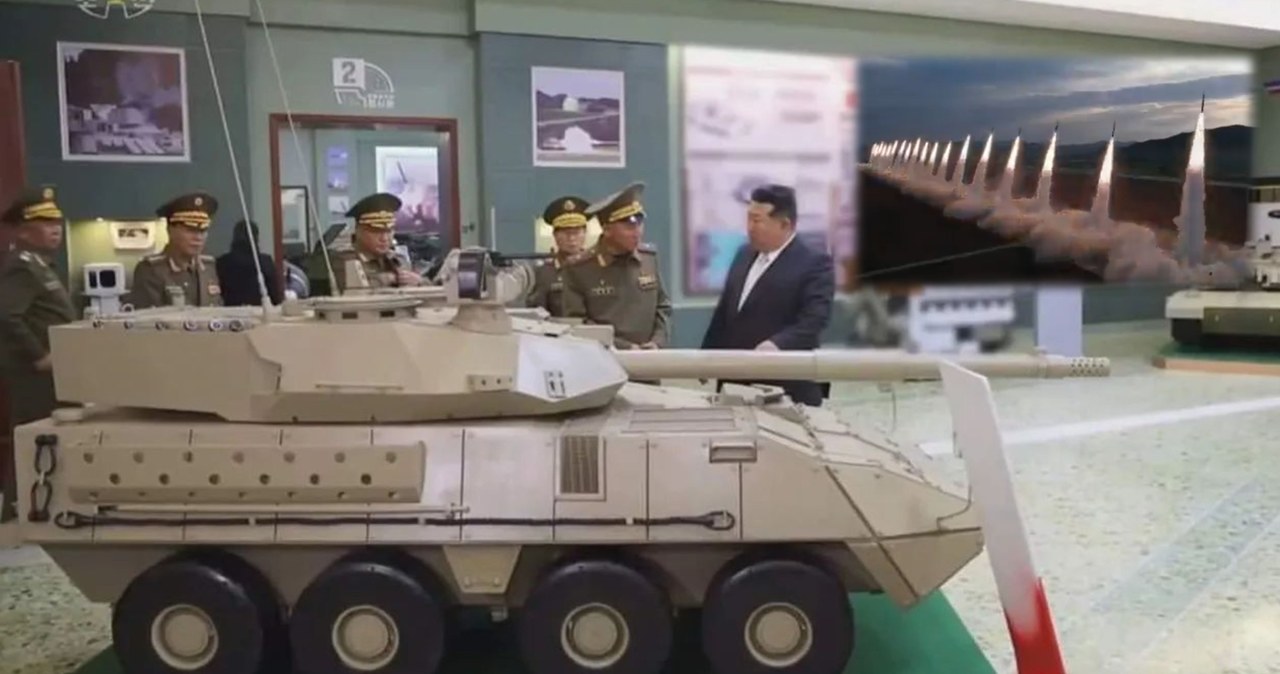 Podczas niedawnej wizyty w Akademii Nauk Obronnych północnokoreański przywódca dokonał przeglądu różnych modeli systemów uzbrojenia, w tym nowego kołowego niszczyciela czołgów.