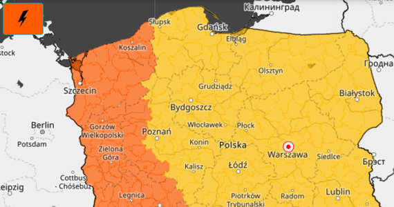 Piękna i słoneczna pogoda w Polsce wciąż miesza się z zagrożeniem burzowym. IMGW wydał ostrzeżenia pierwszego i drugiego stopnia przed burzami z silnymi opadami i porywistym wiatrem oraz gradem. Alert wydało też Rządowe Centrum Bezpieczeństwa. W czwartek strażacy odnotowali 341 interwencji związanych z usuwaniem skutków groźnych zjawisk. 