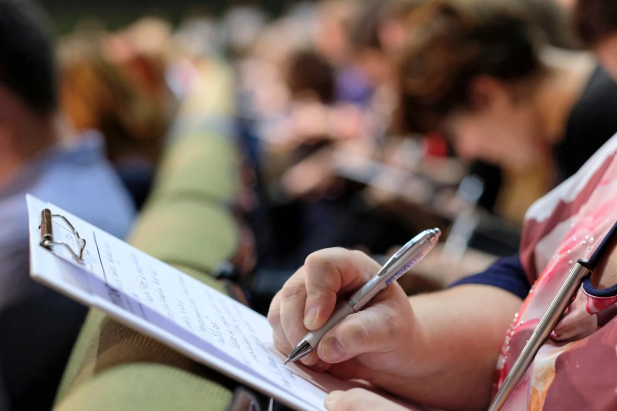 Rada Języka Polskiego podjęła decyzję o zmianie niektórych zasad ortografii. Dotyczą one głównie pisowni łącznej i rozdzielnej oraz stosowania wielkich i małych liter. Zmiany wchodzą w życie 1 stycznia 2026 roku. Marlena Chudzio rozmawiała o nich z profesorem Piotrem Żmigrodzkim z Rady Języka Polskiego. 