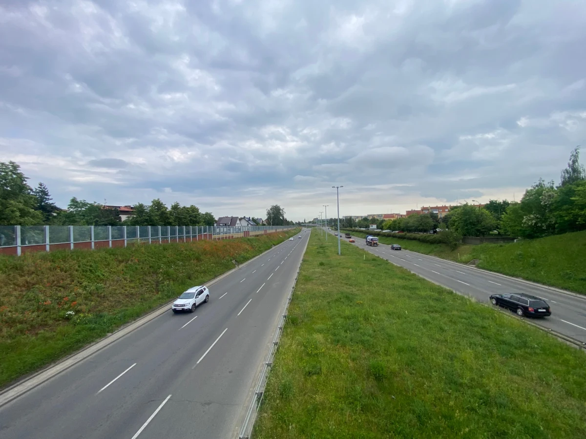 Gdańsk szykuje sporo remontów dróg w okresie letnim. Pierwszy ruszy w poniedziałek, 3 czerwca - zacznie się budowa przejścia dla pieszych przy skrzyżowaniu Rzeczypospolitej i Hynka. W najbliższych miesiącach zaplanowano także roboty związane z wymianą nawierzchni na alei Armii Krajowej i ulicy Niepołomickiej, gdzie konieczne będzie zamknięcie tej trasy. Wymienione zostaną też przejazdy torowe we Wrzeszczu, na wysokości Galerii Bałtyckiej. 