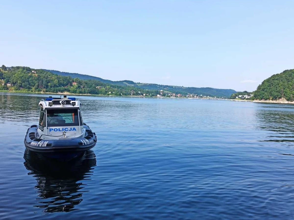Policjanci uratowali 3 osoby, którym fala zalała kajaki na środku Jeziora Rożnowskiego. Był wśród nich 11-letni chłopiec. 