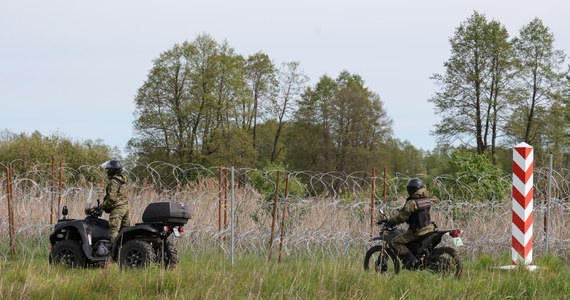 310 osób próbowało w ostatnich dwóch dniach nielegalnie przedostać się przez polsko-białoruską granicę - poinformowała w piątek na platformie X Straż Graniczna. W wyniku agresywnych zachowań poszkodowanych zostało dwóch żołnierzy, których przewieziono do szpitala.