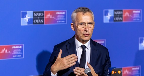 Groźby Władimira Putina wobec NATO to nic nowego, pojawiają się za każdym razem, gdy dostarczamy wsparcie Ukrainie - powiedział szef Sojuszu Jens Stoltenberg. Powtórzył, że wykorzystywanie przez Ukrainę broni otrzymanej od państw NATO do atakowania celów w Rosji nie czyni z Sojuszu strony konfliktu.