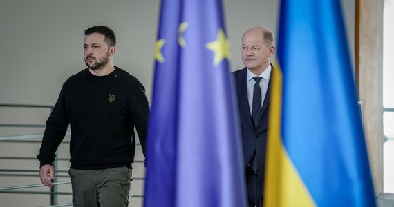 ​Niemcy zezwoliły Ukrainie na użycie dostarczonej przez nich broni przeciwko celom na terytorium Rosji, jest to zgodne z prawem międzynarodowym - oświadczył w piątek rzecznik rządu w Berlinie Steffen Hebestreit. Wcześniej Joe Biden zgodził się, by Ukraina używała amerykańskiej broni przeciwko siłom rosyjskim ostrzeliwującym lub przygotowującym się do ataku na obwód charkowski, wyłączając rakiety ATACMS.