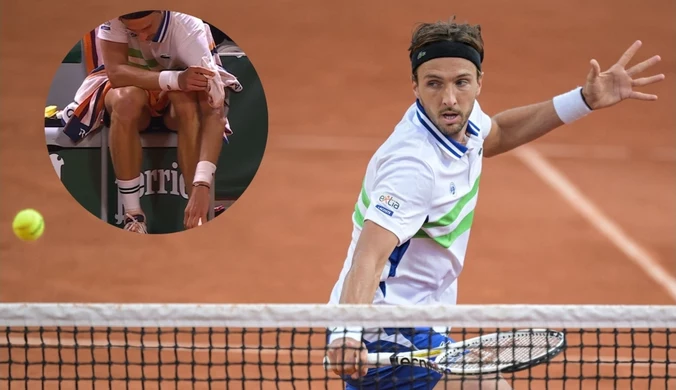 Absurdalne sceny na Roland Garros. Z wściekłości kopnął w bandę, a potem wydarzyło się to