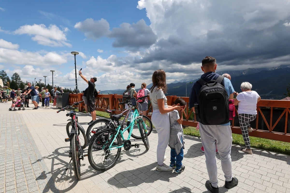 Koniec weekendu i początek nowego tygodnia będą burzowe – informuje Instytut Meteorologii i Gospodarki Wodnej. W kolejnych dniach Polska podzielona będzie na dwie części - chłodniejszą na północy oraz ciepłą i burzową na południu. 