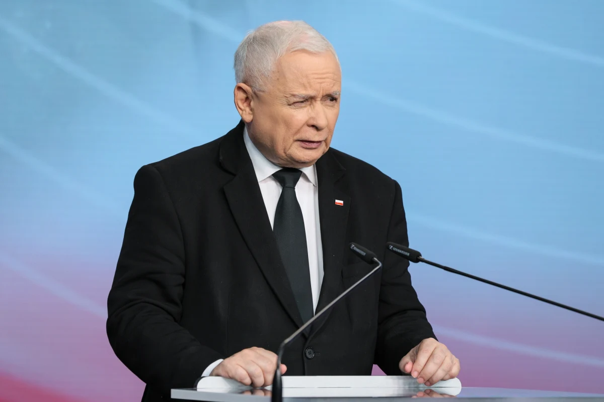 „Mamy prawo żądać od obecnej władzy, żeby zaczęła działać i wydała instrukcje Straży Granicznej, Wojsku Polskiemu i policji, aby tego rodzaju wydarzenia się nie powtarzały” - powiedział prezes PiS Jarosław Kaczyński, nawiązując do informacji o kolejnych rannych żołnierzach na granicy.