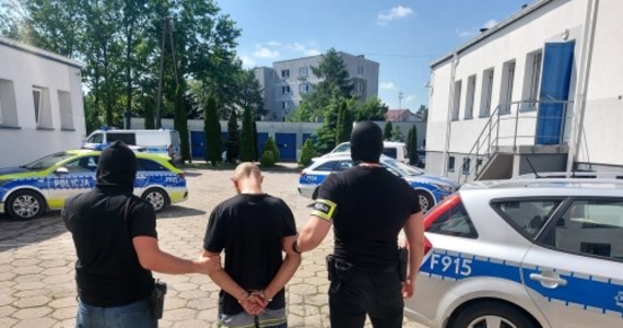 Jest decyzja sądu o tymczasowym aresztowaniu trojga mieszkańców Bełchatowa, którzy w środę uciekali przed policją kradzionym samochodem. Auto staranowało radiowozy i próbowało potrącić funkcjonariusza. Wtedy policjanci użyli broni i ranili 36-letniego mężczyznę. Wraz z nim zatrzymano 30-latka i 43-letnią kobietę. Wszyscy byli już wcześniej notowani przez policję.