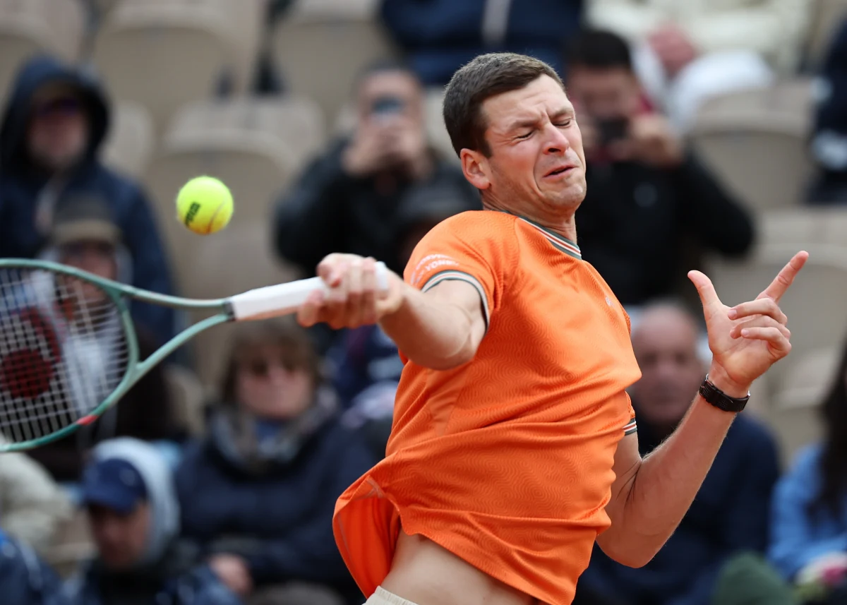 Przerwany z powodu deszczu mecz Huberta Hurkacza z Kanadyjczykiem Denisem Shapovalovem w 3. rundzie wielkoszlemowego French Open ma zostać dokończony w sobotę o godz. 13. Jest 2-0 w setach i 2:1 w trzeciej partii dla polskiego tenisisty.