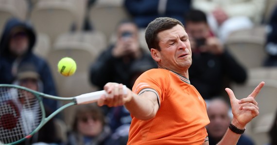 Przerwany z powodu deszczu mecz Huberta Hurkacza z Kanadyjczykiem Denisem Shapovalovem w 3. rundzie wielkoszlemowego French Open ma zostać dokończony w sobotę o godz. 13. Jest 2-0 w setach i 2:1 w trzeciej partii dla polskiego tenisisty.