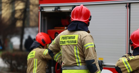 W sobotę rano w bloku w małopolskiej Trzebini wybuchł pożar, w którym zginął około 60-letni mężczyzna. Z budynku ewakuowano 19 osób.