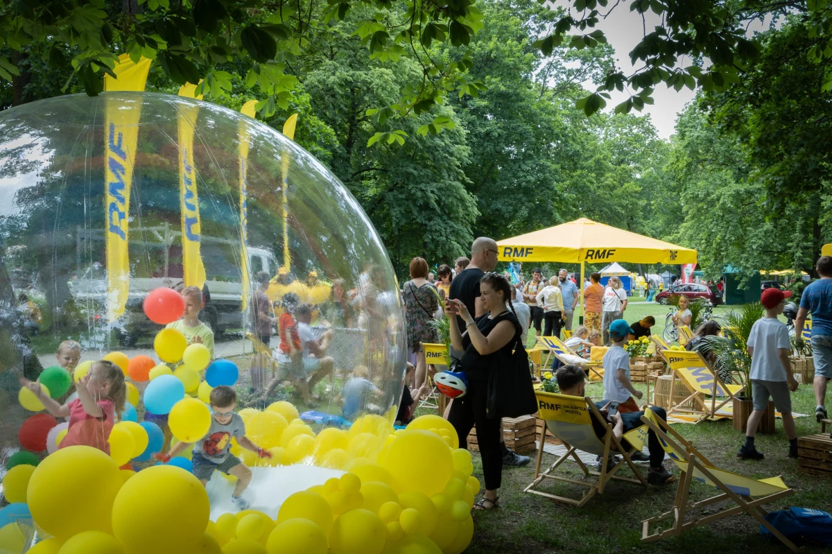 Ignacy Krasicki tworzył tu swoje bajki, Władysław Reymont stawiał pierwsze kroki na scenie amatorskiego teatru, a dziś Skierniewice odwiedziła ekipa RMF FM. Zaprosiliśmy do wspólnej zabawy w ramach akcji Twoje fajne miasto w RMF FM. Byliśmy z wami do 15:00 w zabytkowym Parku Miejskim.
