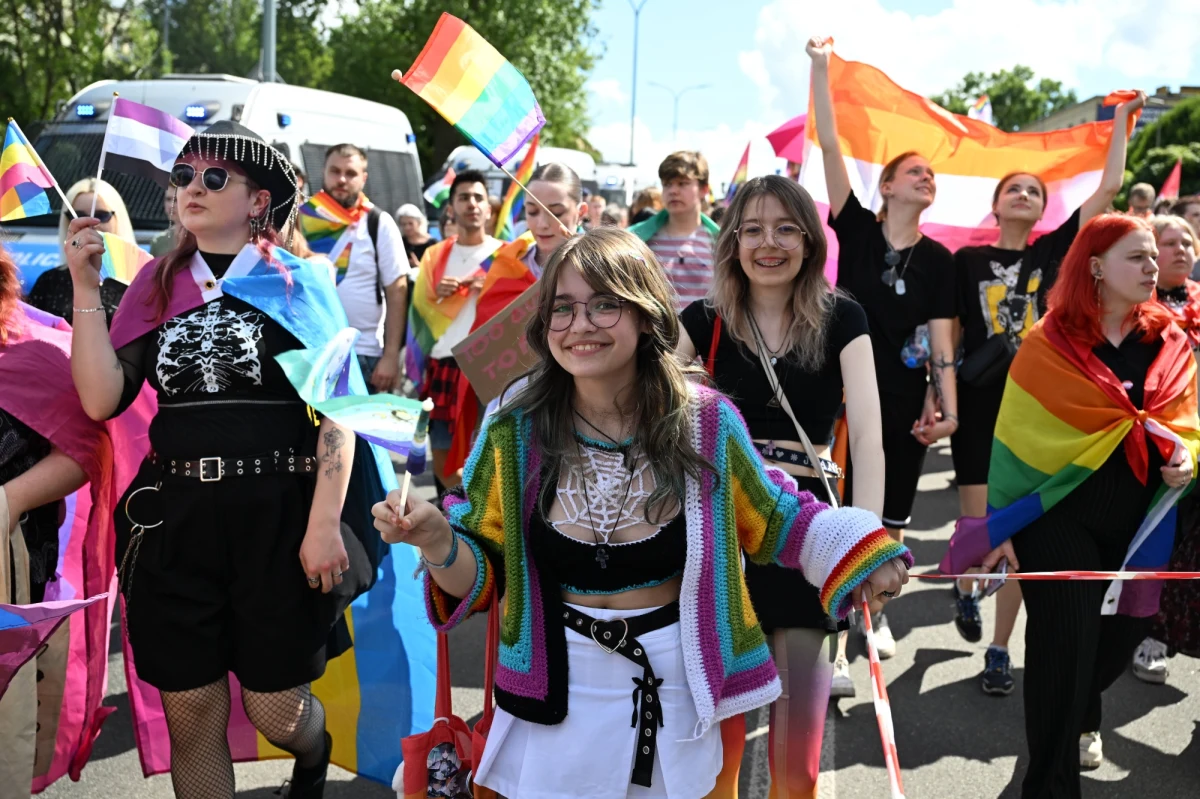 Przez Lublin, Opole i Olsztyn przeszły pierwsze podczas tegorocznego "Miesiąca Dumy" marsze równości społeczności LGBT+. W każdym uczestniczyło kilkaset osób. Obyły się bez incydentów i przebiegały spokojnie. Na kolejne weekendy czerwca zaplanowane są marsze w innych miastach Polski, m.in. w Warszawie.