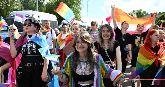 Przez Lublin, Opole i Olsztyn przeszły pierwsze podczas tegorocznego "Miesiąca Dumy" marsze równości społeczności LGBT+. W każdym uczestniczyło kilkaset osób. Obyły się bez incydentów i przebiegały spokojnie. Na kolejne weekendy czerwca zaplanowane są marsze w innych miastach Polski, m.in. w Warszawie.