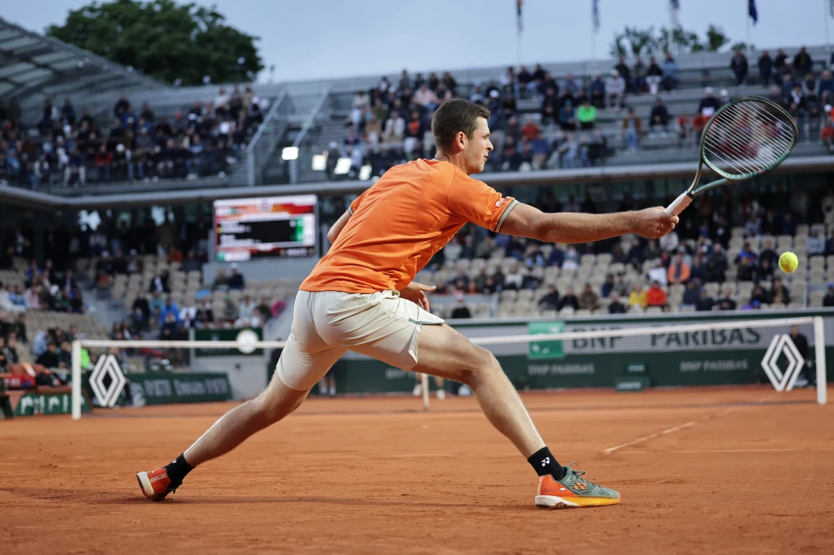 Z powodu deszczu Hubert Hurkacz na kortach French Open od środy meldował się codziennie. "Mam nadzieję, że za rok będzie hotel przy korcie" - powiedział polski tenisista w sobotę po wygranej z Denisem Shapovalovem w 3. rundzie. Spotkanie zaczęło się w piątek po 17:00.