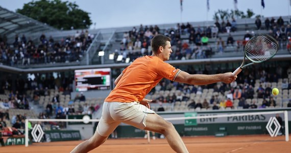 Z powodu deszczu Hubert Hurkacz na kortach French Open od środy meldował się codziennie. "Mam nadzieję, że za rok będzie hotel przy korcie" - powiedział polski tenisista w sobotę po wygranej z Denisem Shapovalovem w 3. rundzie. Spotkanie zaczęło się w piątek po 17:00.