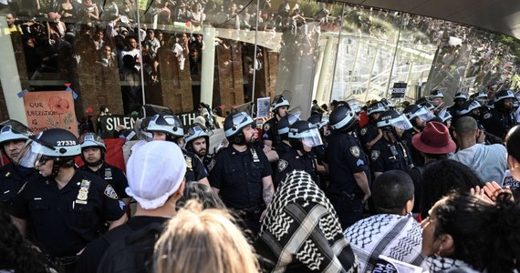 34 osoby zostały zatrzymane w następstwie starć z policją w trakcie antyizraelskiego protestu w Brooklyn Museum w Nowym Jorku. Placówka zgłosiła uszkodzenia niektórych eksponatów i nękanie pracowników ochrony przez demonstrantów.