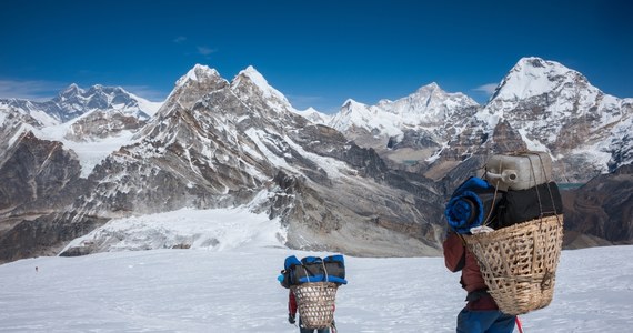 100 lat temu dwaj Brytyjczycy, 37-letni George Mallory i 22-letni Andrew Irivine, ruszyli na podbój Mount Everestu. Obaj zginęli, a ich ciała nigdy nie wróciły do domu. Szczątki pierwszego z himalaistów udało się odnaleźć już ponad 20 lat temu, ale dziś ani ich, ani ciała jego kolegi nie sposób namierzyć. Pasjonaci historii pytają – kto je zabrał? Sprawie przyjrzał się brytyjski "The Guardian".