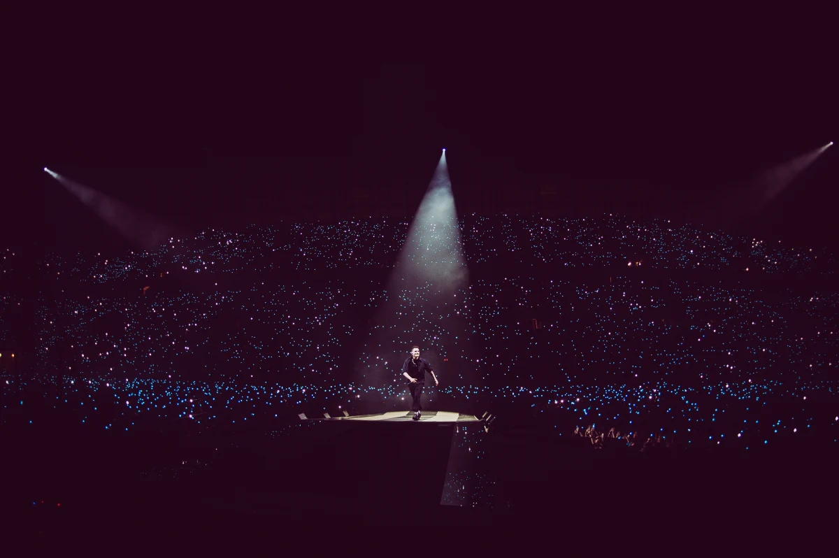 "Megalomańskie zapędy mam dawno za sobą. Myślę, że robimy fajne rzeczy i że ludzie się z tego cieszą" - mówi w rozmowie z RMF FM Dawid Podsiadło na samym początku swojej czerwcowej trasy koncertowej, którą rozpoczyna w Gdańsku. Koncerty Dawida zobaczy w sumie pół miliona osób. O emocjach przed trasą i przygotowaniach z nią związanych pytał trójmiejski reporter RMF FM Stanisław Pawłowski.