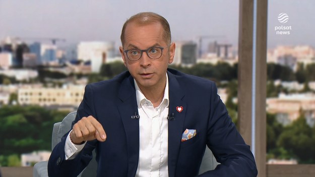 - Na jutro Daniel Obajtek został wezwany do prokuratury - poinformował na antenie Polsat News Michał Szczerba. Poseł Koalicji Obywatelskiej zapowiedział jednocześnie, że zrobi wszystko by były prezes Orlenu stawił się na posiedzenie komisji śledczej do sprawy tzw. afery wizowej. O kolejnych krokach wobec Daniela Obajtka, Michał Szczerba poinformował w programie "Śniadanie Rymanowskiego w Polsat News i Interii". - Na jutro Daniel Obajtek został wezwany do prokuratury. To samo, co robi z wezwaniami komisji śledczej, tak samo zachowuje się w odniesieniu do działań prokuratury, która prowadzi trzy gigantyczne śledztwa w sprawie - przekazał. Poseł Koalicji Obywatelskiej podkreślił także, że kierowana przez niego komisja nadal będzie starała się, by były prezes Orlenu pojawił się na przesłuchaniu w sprawie tzw. afery wizowej. - Zrobimy wszystko, żeby Daniel Obajtek został skutecznie wezwany na posiedzenie komisji śledczej - dodał.