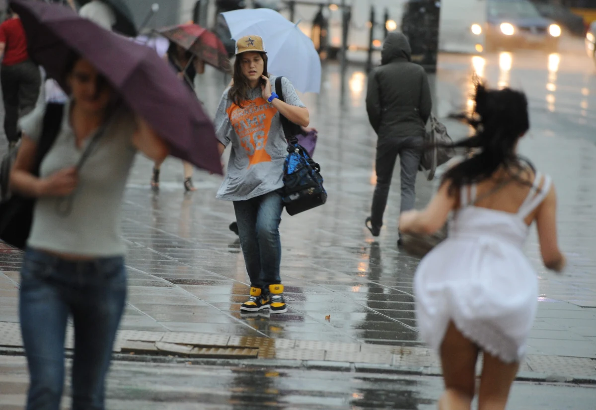 IMGW wydało ostrzeżenia pierwszego i drugiego stopnia przed burzami dla prawie całego kraju z wyjątkiem części Pomorza i Wielkopolski. Ostrzeżenia drugiego stopnia obowiązują w pasie od Warmii po Opolszczyznę.