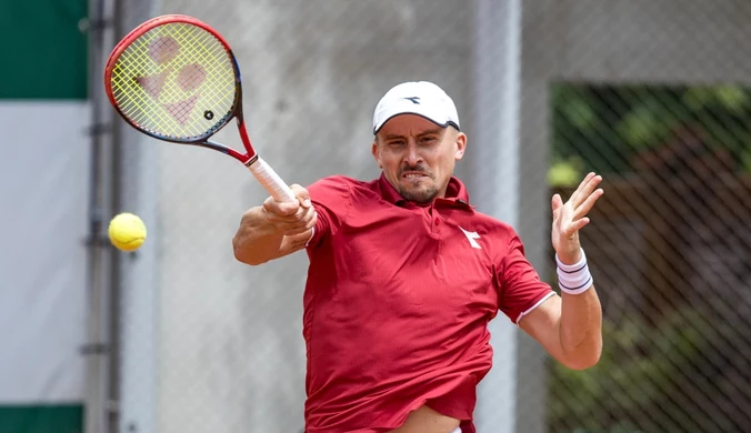 Polak dokonał niebywałej rzeczy. Dwa powroty ze stanu 1:4 w Roland Garros, teraz turniejowa "1"