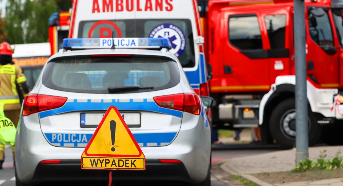 Pięć osób, w tym troje dzieci, zostało rannych w wyniku dachowania samochodu, do którego doszło na autostradzie A2 w Wielkopolsce. Po wypadku wstrzymano ruch na trasie w kierunku Warszawy.