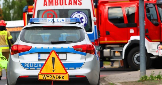 Pięć osób, w tym troje dzieci, zostało rannych w wyniku dachowania samochodu, do którego doszło na autostradzie A2 w Wielkopolsce. Po wypadku wstrzymano ruch na trasie w kierunku Warszawy.