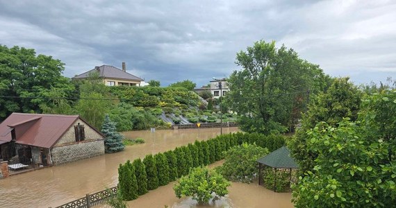 Stu strażaków walczy ze skutkami ulewy, która przeszła nad Kościelną Wsią w Wielkopolsce. Zalane zostały cztery ulice. Kilka domów zostało podtopionych. "W niektórych miejscach woda sięgała nawet jednego metra" – informuje mł. kpt. z biura prasowego pleszewskiej straży pożarnej Artur Burchacki.