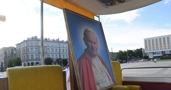 Oryginalny papamobile, którym Jan Paweł II jeździł podczas pierwszej pielgrzymki w naszym kraju, znów wyruszył w trasę. Pojazd można było oglądać na placu Piłsudskiego w Warszawie.