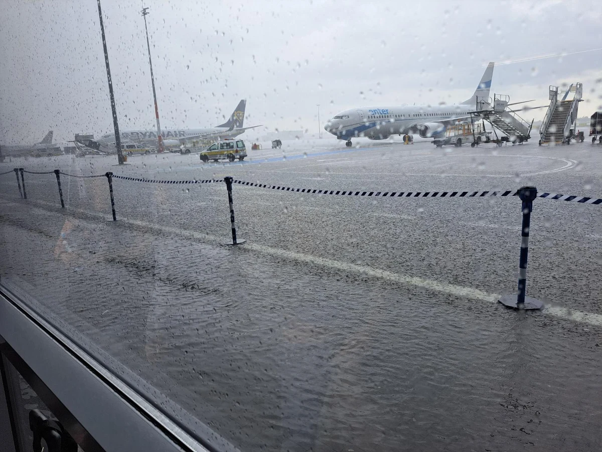 Po 18:00 nad Poznaniem przeszła gwałtowna ulewa, której towarzyszyło gradobicie. "Lotnisko w Poznaniu pod wodą, samoloty są opóźnione" - taką informację otrzymaliśmy na Gorącą Linię RMF FM.