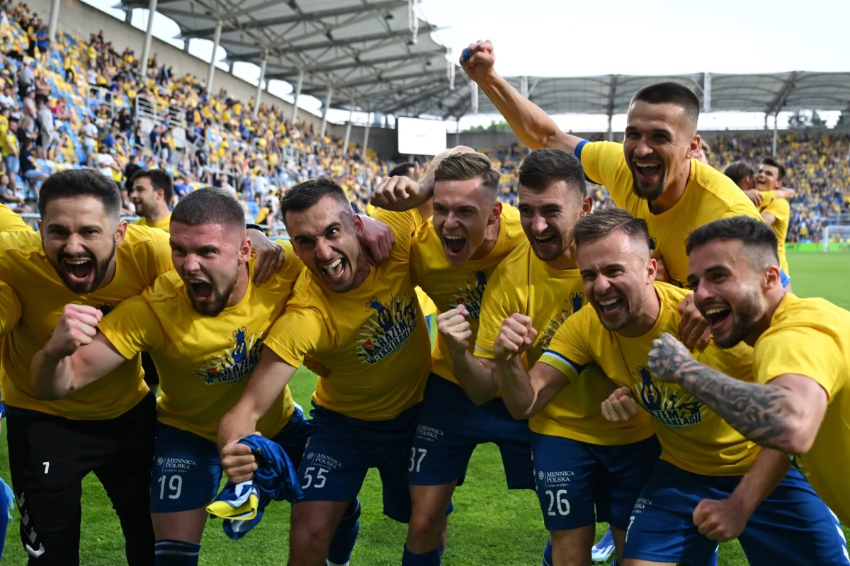 Piłkarze Motoru Lublin pokonali w Gdyni w finale baraży Arkę 2:1 (0:1) i awansowali do ekstraklasy, z której spadli w 1992 roku. W najwyższej klasie znalazły się wcześniej triumfator 1. ligi Lechia Gdańsk (powrót po rocznej przerwie) oraz drugi GKS Katowice (zdegradowany w 2005 roku).
