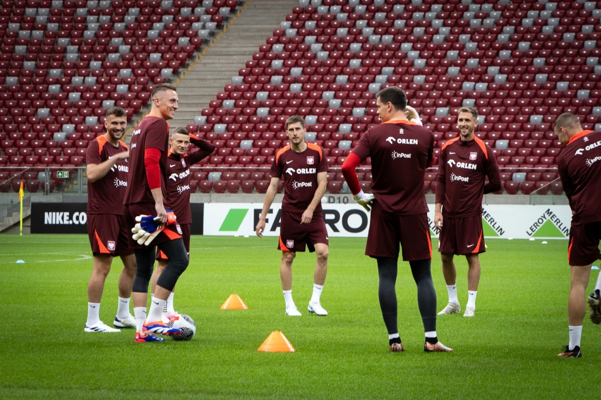 Polscy piłkarze rozpoczęli zgrupowanie w Warszawie w niedzielne popołudnie. O godz. 18 przeprowadzili pierwszy trening na PGE Narodowym. Zgrupowanie potrwa dziewięć dni. W tym czasie podopieczni trenera Michała Probierza rozegrają dwa towarzyskie mecze - 7 czerwca z Ukrainą i trzy dni później z Turcją.