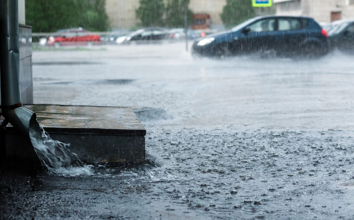 Ponad 60 razy interweniowali strażacy z powodu ulewy, która późnym popołudniem przeszła nad Ełkiem. Na kilkunastu ulicach w mieście gromadząca się woda utrudniała przejazd. W niektórych miejscach sięgała górnych krawędzi kół samochodów.