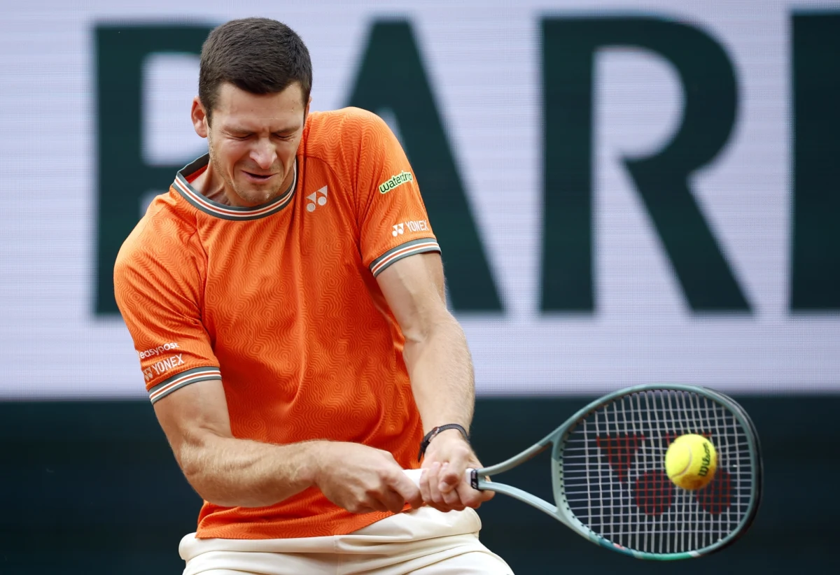 Rozstawiony z numerem ósmym Hubert Hurkacz przegrał z Bułgarem Grigorem Dimitrowem 6:7 (5-7), 4:6, 6:7 (3-7) w czwartej rundzie wielkoszlemowego turnieju tenisowego French Open w Paryżu. Mecz trwał dwie godziny i 55 minut.