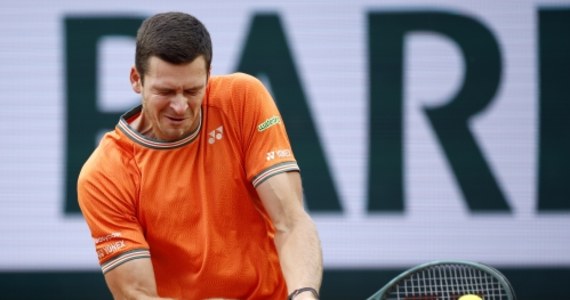 Rozstawiony z numerem ósmym Hubert Hurkacz przegrał z Bułgarem Grigorem Dimitrowem 6:7 (5-7), 4:6, 6:7 (3-7) w czwartej rundzie wielkoszlemowego turnieju tenisowego French Open w Paryżu. Mecz trwał dwie godziny i 55 minut.
