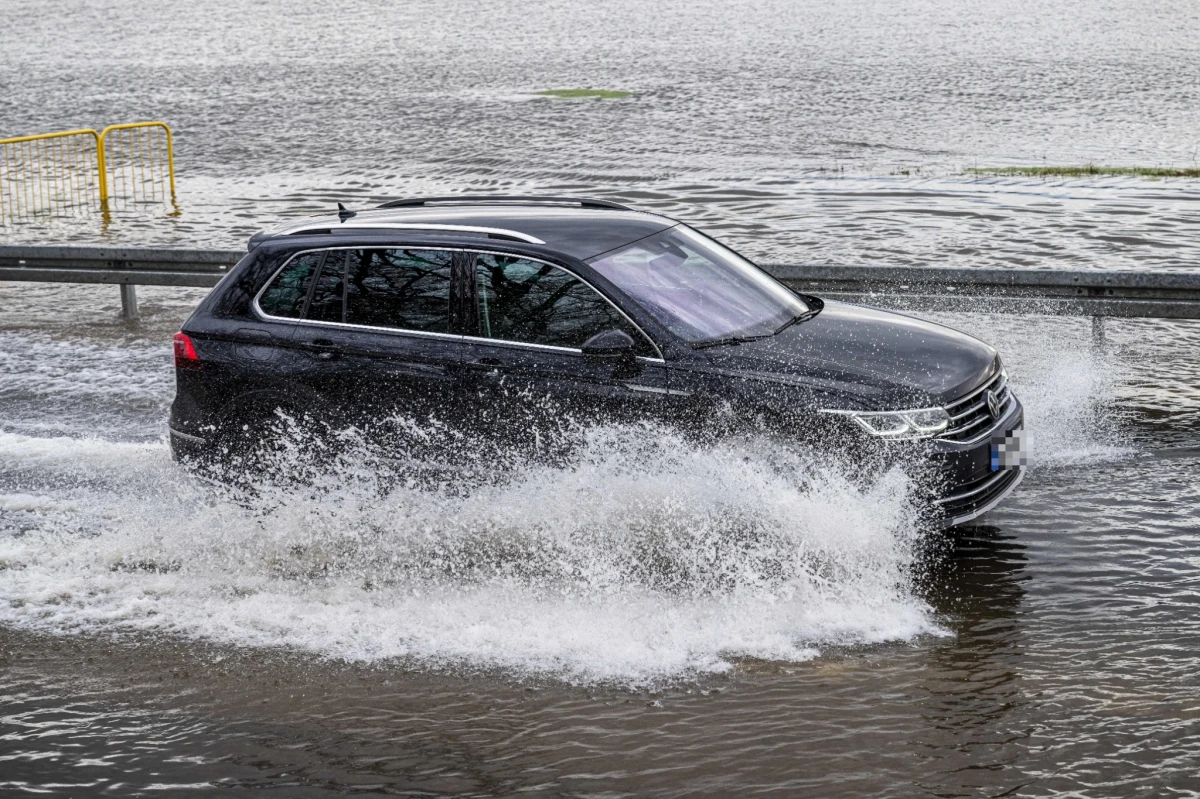 Burze z silnymi opadami deszczu i porywistym wiatrem, a także gradem zapowiada na poniedziałek Instytut Meteorologii i Gospodarki Wodnej. Ostrzeżenia pierwszego i drugiego stopnia dotyczą głównie wschodnej połowy Polski. Wydano też alerty RCB dla czterech województw.