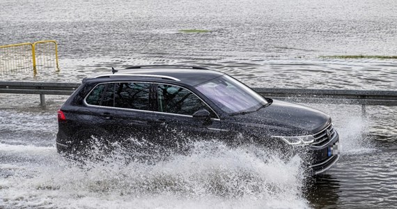 Burze z silnymi opadami deszczu i porywistym wiatrem, a także gradem zapowiada na poniedziałek Instytut Meteorologii i Gospodarki Wodnej. Ostrzeżenia pierwszego i drugiego stopnia dotyczą głównie wschodnej połowy Polski. Wydano też alerty RCB dla czterech województw.