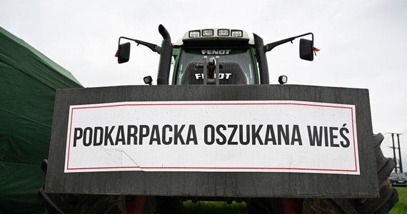 Rolnicy zablokowali drogę krajową DK 77 w Duńkowiczkach koło Przemyśla. Od godz. 7:00 ruch jest całkowicie zablokowany i tak będzie do godz. 21:00. Akcja protestacyjna ma potrwać do 30 czerwca. Policja poinformowała o możliwych objazdach. 