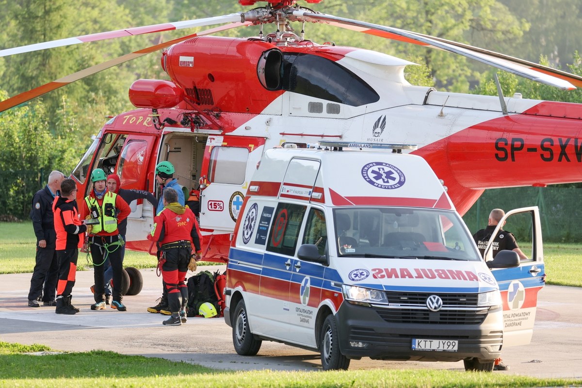 W poniedziałek o świcie ratownicy TOPR na pokładzie śmigłowca przetransportowali do szpitala w Zakopanem turystę z Litwy. Spadł on ze Świnicy około 90 metrów, doznając potłuczeń ciała. Akcja ratownicza trwała w nocy, gdyż do wypadku doszło w niedzielę już po zmroku - powiedział ratownik dyżurny TOPR.