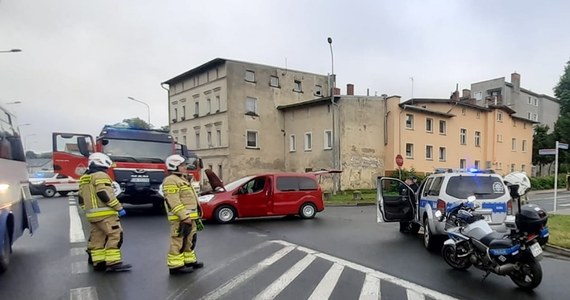 Groźny karambol w Kamiennej Górze na Dolnym Śląsku. Z powodu awarii części hydraulicznej miejski autobus zaczął się staczać z drogi. Uszkodził sześć samochodów i uderzył w ścianę domu.