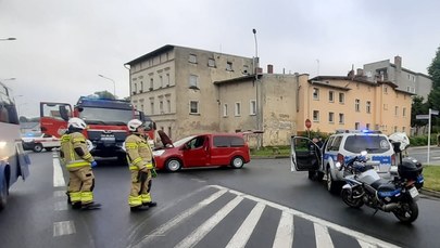 Autobus stoczył się i uderzył w sześć aut oraz ścianę budynku