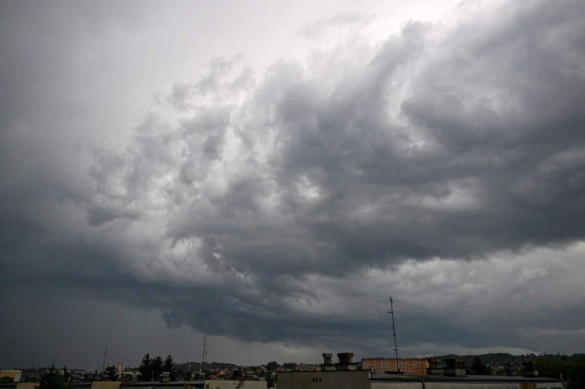 Będzie chłodniej, pochmurno i deszczowo - tak według Instytutu Meteorologii i Gospodarki Wodnej zapowiada się najbliższy tydzień w pogodzie. Trzeba też przygotować się na burze, w czasie których może spaść grad. 