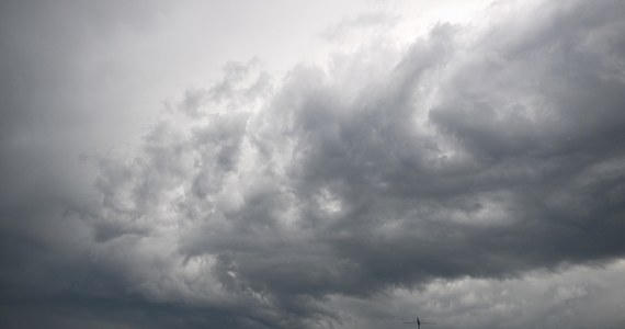 Będzie chłodniej, pochmurno i deszczowo - tak według Instytutu Meteorologii i Gospodarki Wodnej zapowiada się najbliższy tydzień w pogodzie. Trzeba też przygotować się na burze, w czasie których może spaść grad. 