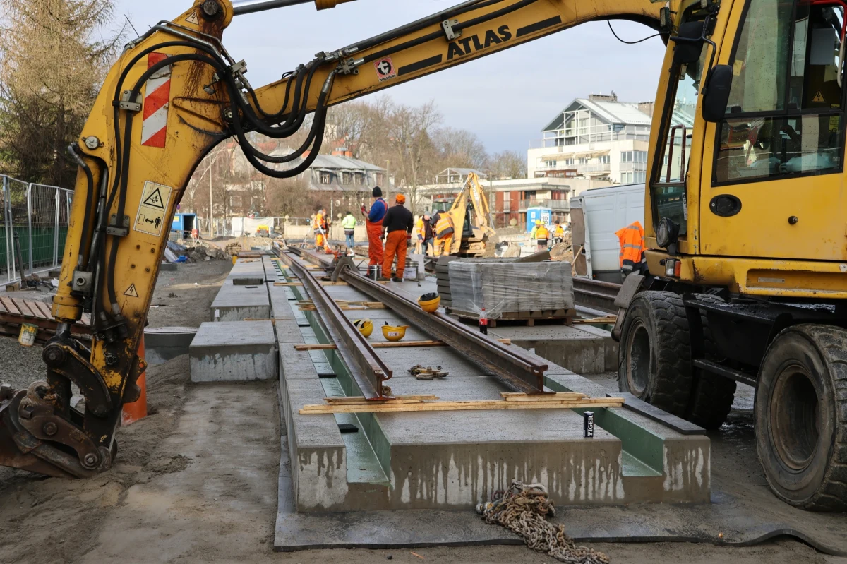 31 sierpnia powinien zakończyć się remont ulicy Zwierzynieckiej, a do końca roku ulicy Kościuszki w Krakowie. Takie nowe daty podali dziś na konferencji prasowej wykonawca i wiceprezydenci miasta. Kierowców czeka w wakacje jeszcze jedno utrudnienie: od 22 czerwca remontowana będzie część skrzyżowania przy wjeździe na Most Dębnicki, a to oznacza, że aż do końca wakacji ruch będzie się odbywał tylko po jednym pasie w każdym kierunku.    