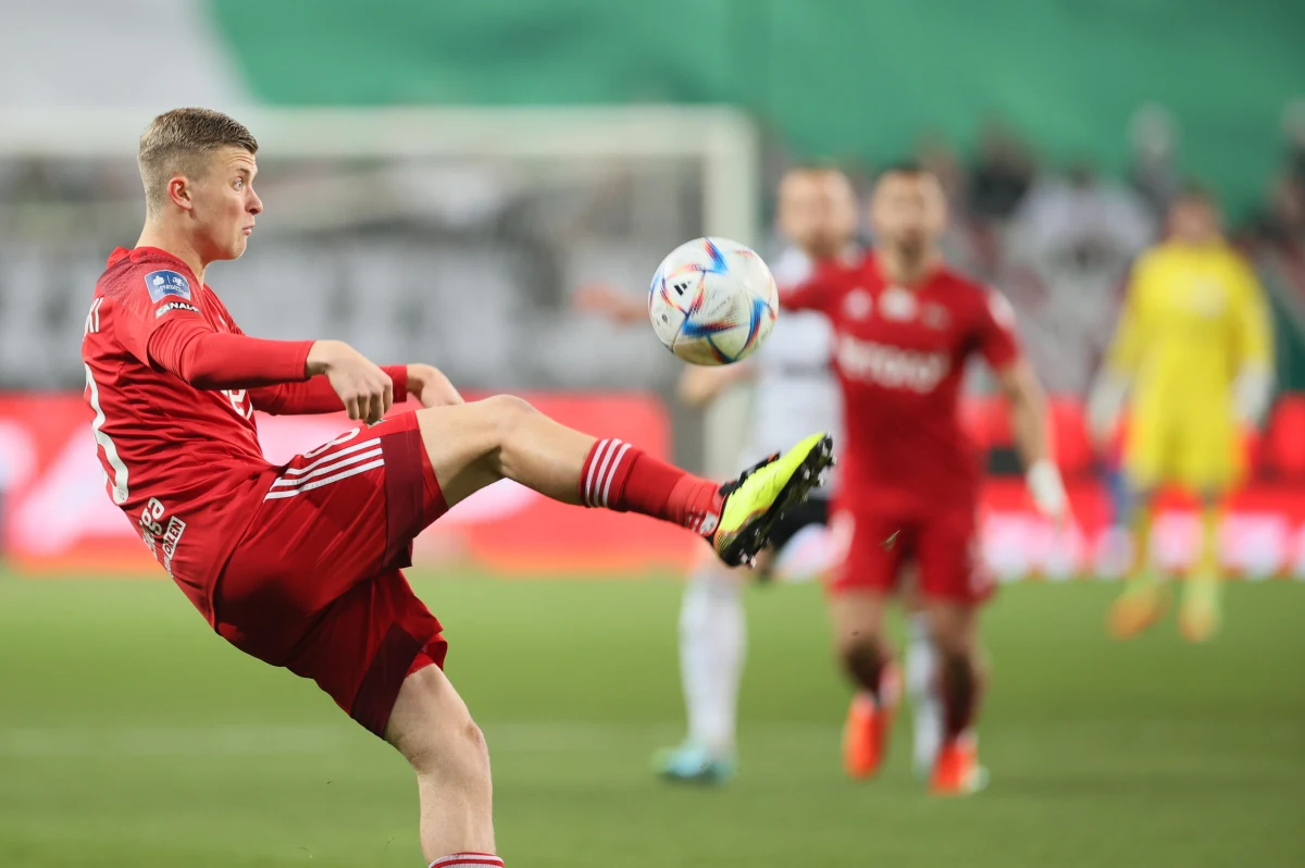 Jakub Kałuziński z Antalyasporu został dodatkowo powołany do piłkarskiej reprezentacji Polski na trwające w Warszawie zgrupowanie przed mistrzostwami Europy. Kałuziński ma za sobą występy w juniorskich i młodzieżowej reprezentacji Polski. 