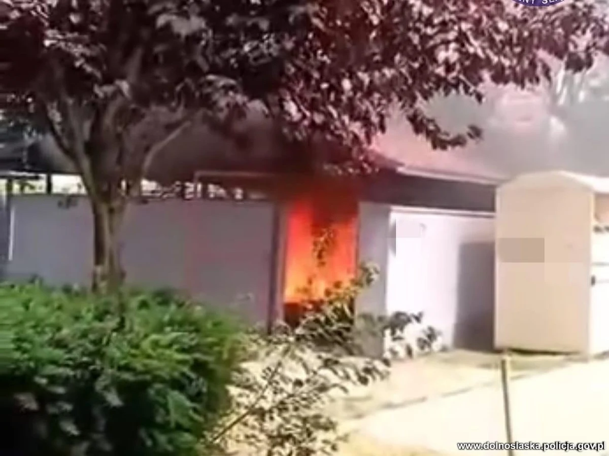 Choć trudno w to uwierzyć, sprawcą kilku podpaleń w Jelczu-Laskowicach okazał się ośmioletni chłopiec. Podpalił trójkołowy rowerek, wózek dziecięcy i śmietnik. Inspirował się filmikami obejrzanymi w internecie.