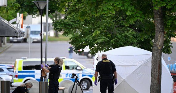 Sąd w Huddinge pod Sztokholmem skazał w poniedziałek na kary dożywocia 20-letniego Polaka Miłosza O. oraz jego kompana 20-letniego Ronniego D. za zastrzelenie z broni automatycznej dwóch przypadkowych osób oraz usiłowanie morderstwa 17 przechodniów.