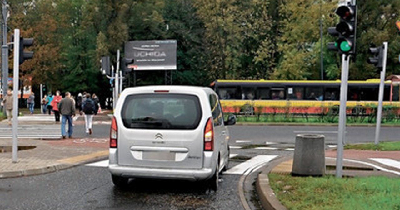 drogach, często, można, spotkać, kierowców, którzy, stojąc, pasie, skrętu, używają, kierunkowskazu, lenistwa, niewiedzy, Wyjaśni Czy na pasie do skrętu trzeba włączać kierunkowskaz?